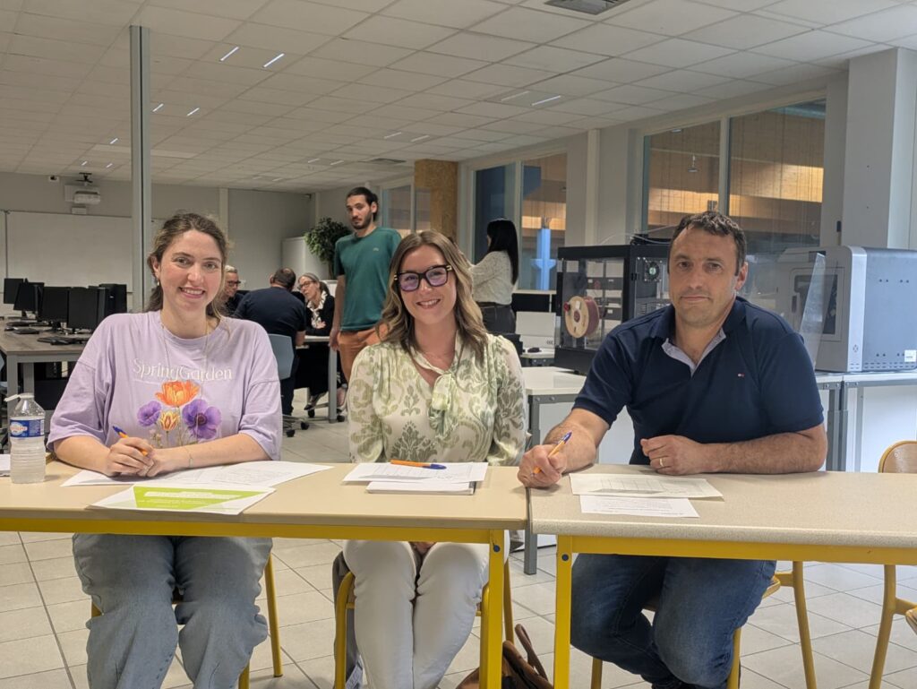 Membres du jury écoutant les pitchs des élèves