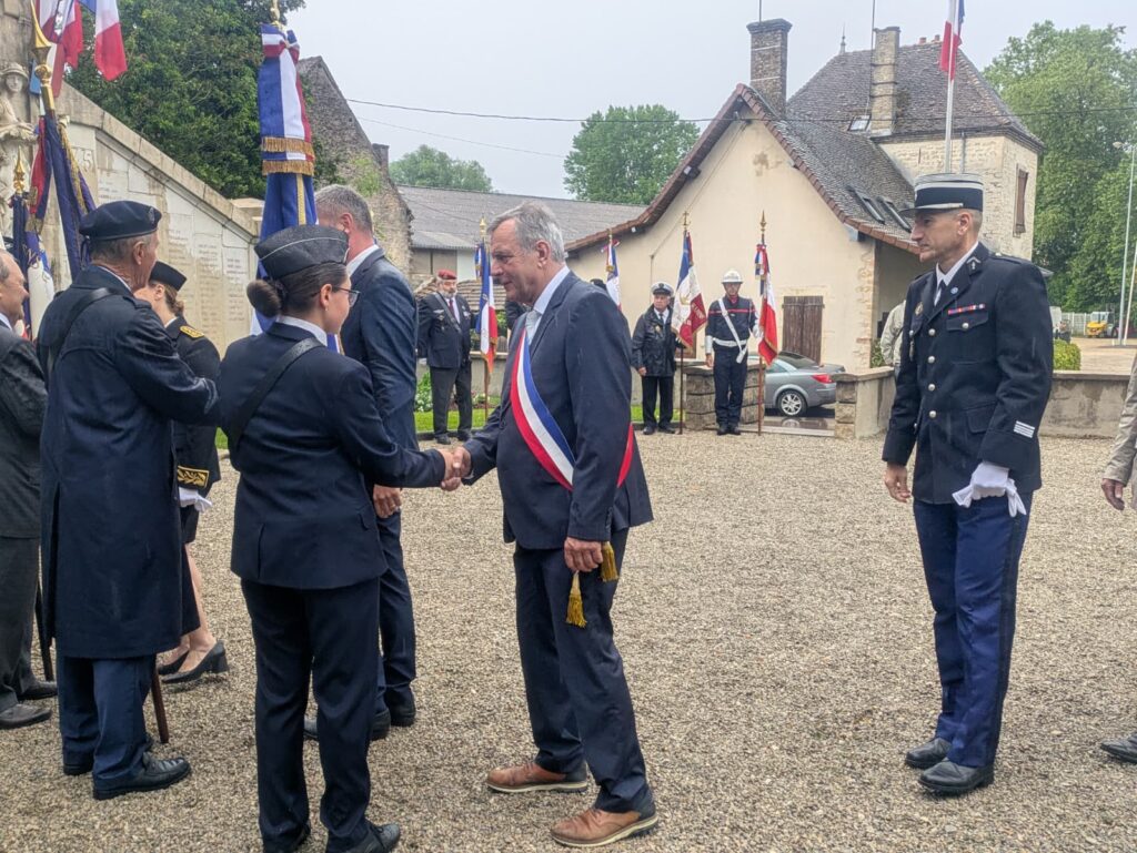 Cérémonie au monument aux morts à Louhans