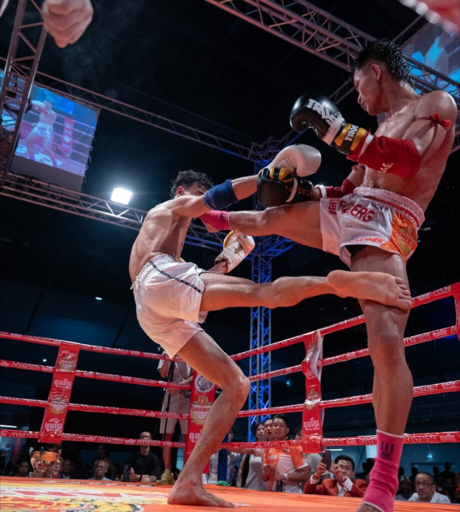 Combat de boxe khmère sur le ring à Valexpo