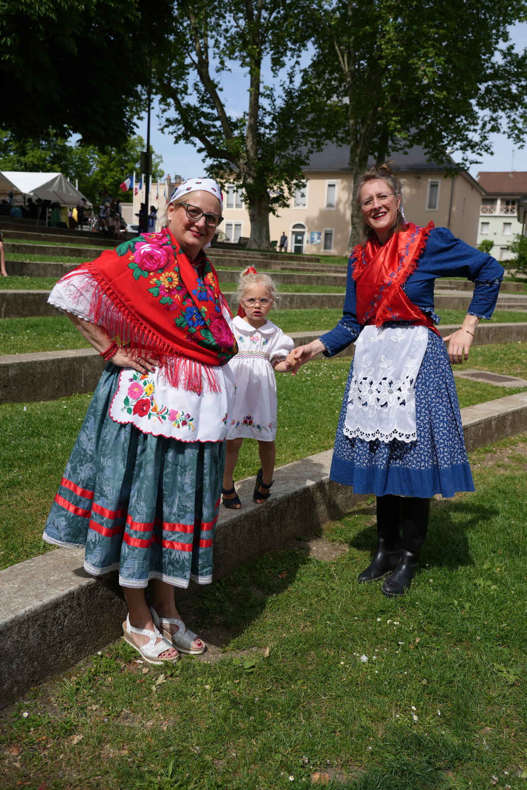 Défilé de costumes traditionnels lors du festival à Oyonnax