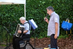 Deux musiciens jouant de l’accordéon en récital