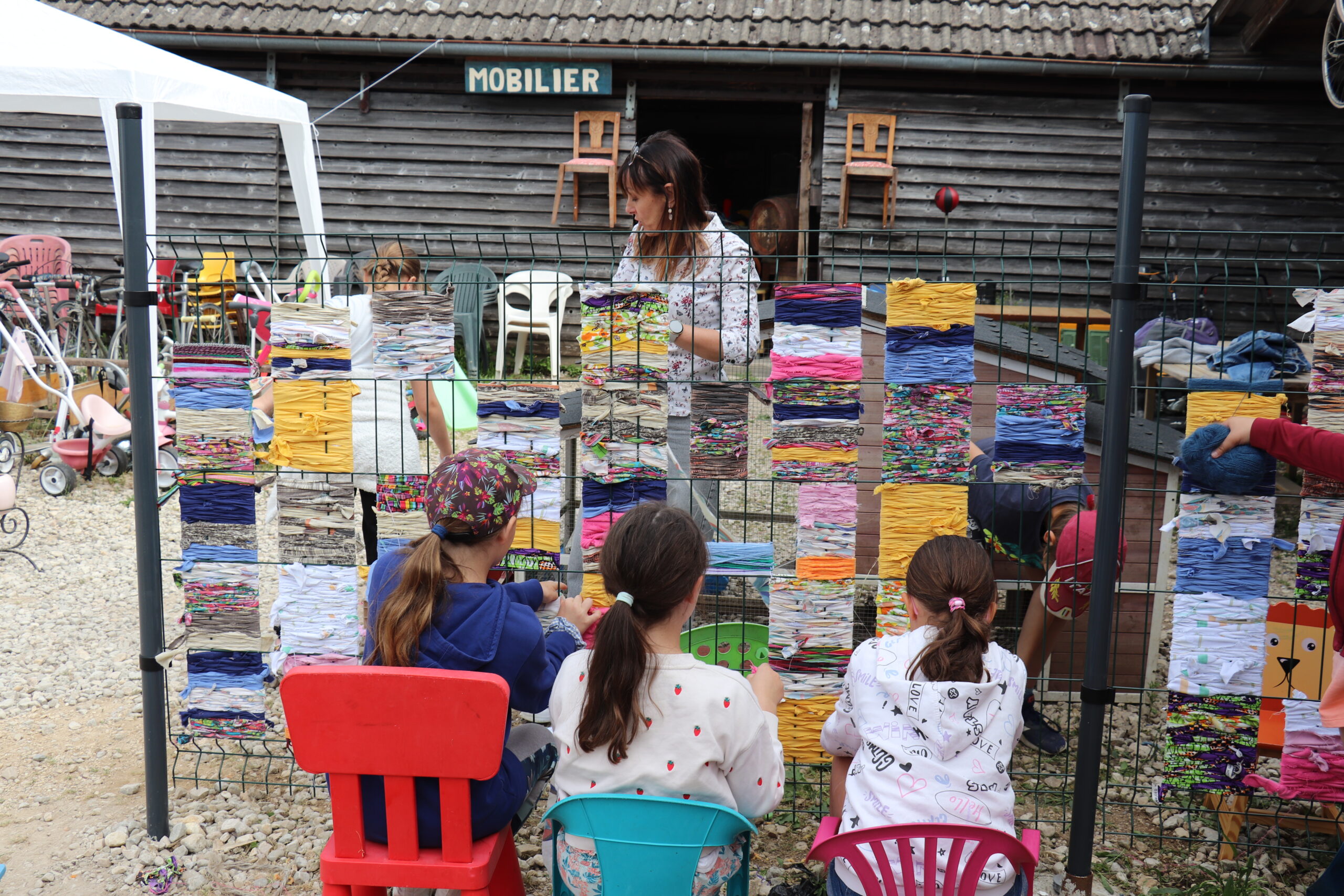 Décoration artisanale avec vieux tissus colorés recyclés