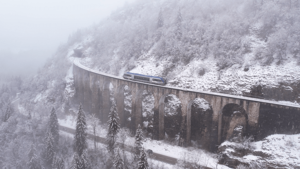 TER dans la neige filmé par drone dans le Jura