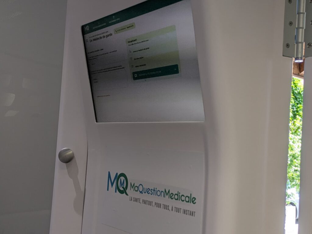 Écran de téléconsultation dans une cabine de télémédecine