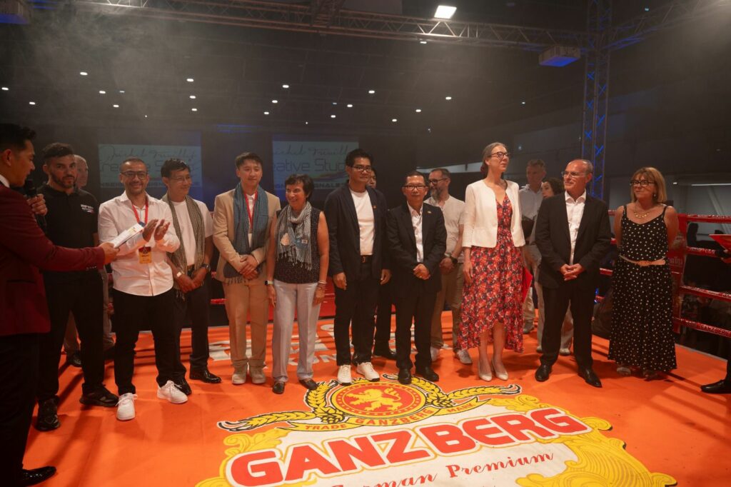 Élus et participants au meeting de boxe khmère