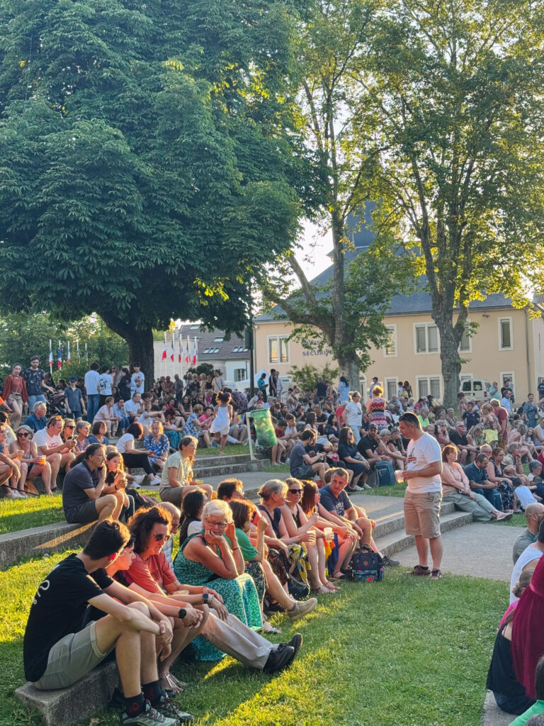 Foule rassemblée dans le parc René Nicod au Festival O'Parc Oyonnax