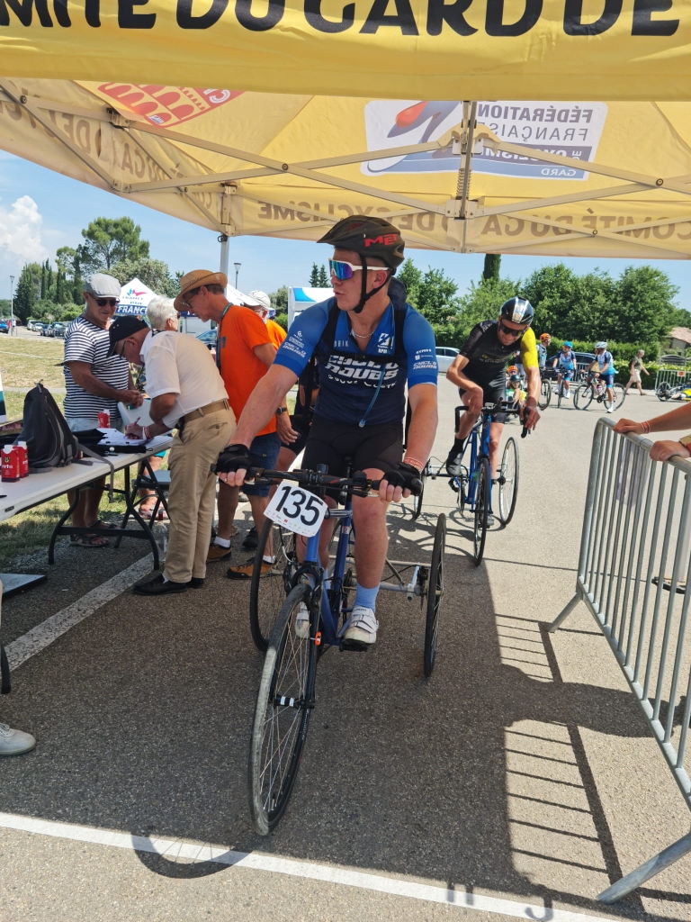 Romain Claudet en compétition de paracyclisme sur route
