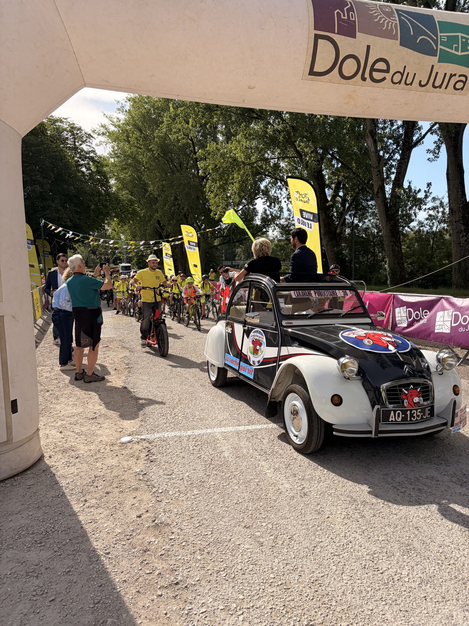 Écoliers à vélo lors du Petit Tour à Dole