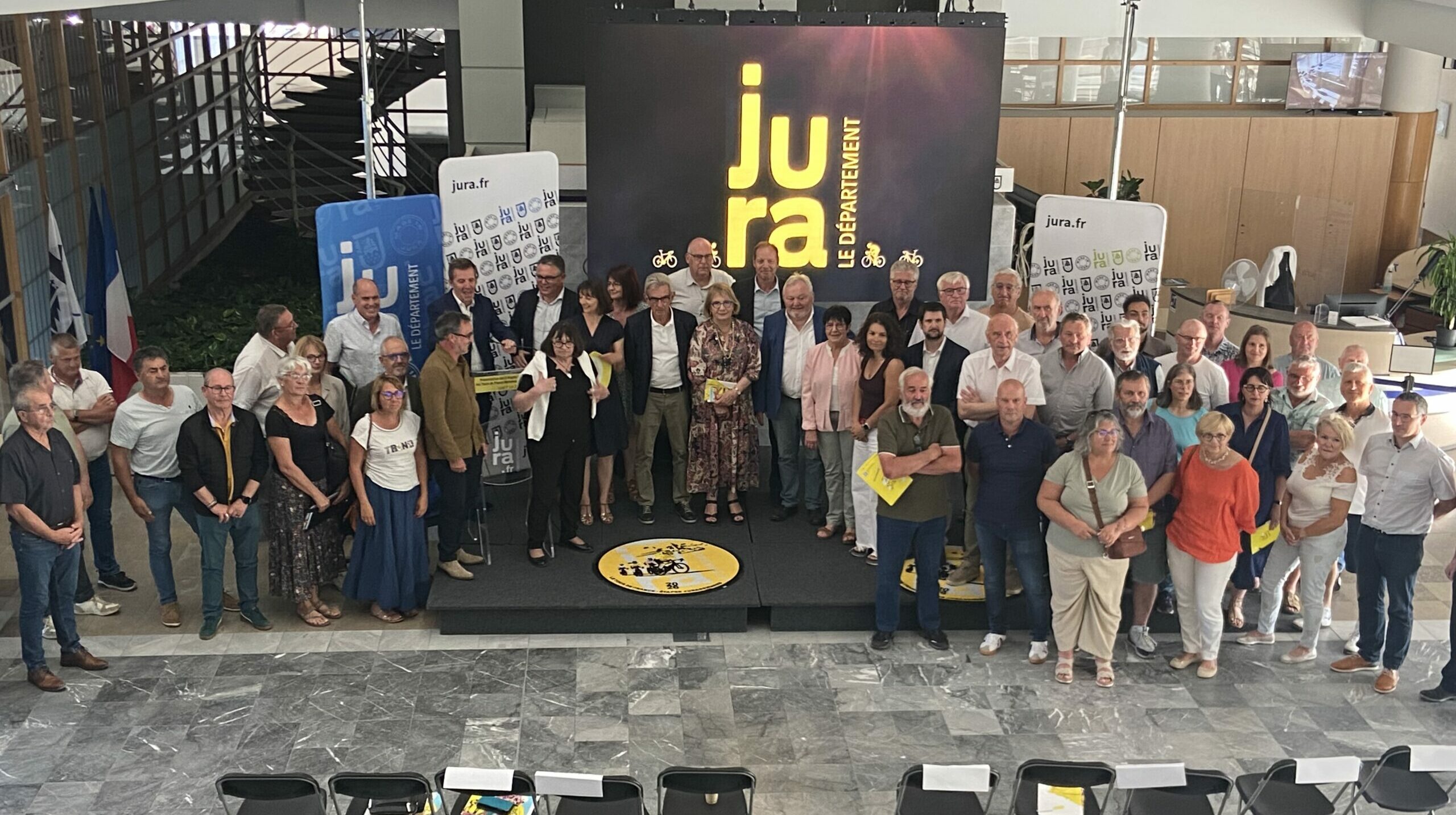Cyclistes du Tour de France sur route jurassienne