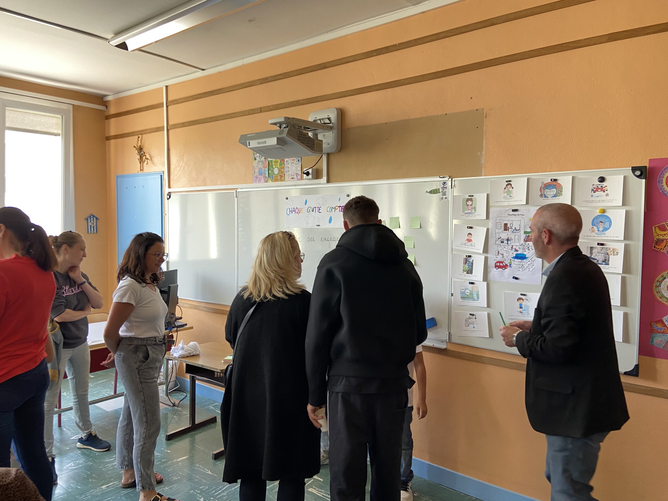 Élèves de CE1 présentant une exposition sur l’eau à Dole