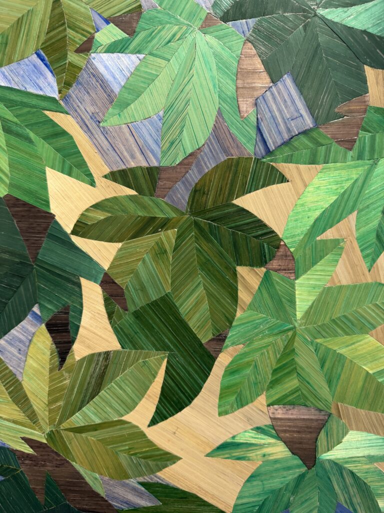 Œuvre murale en marqueterie de paille, motifs naturels