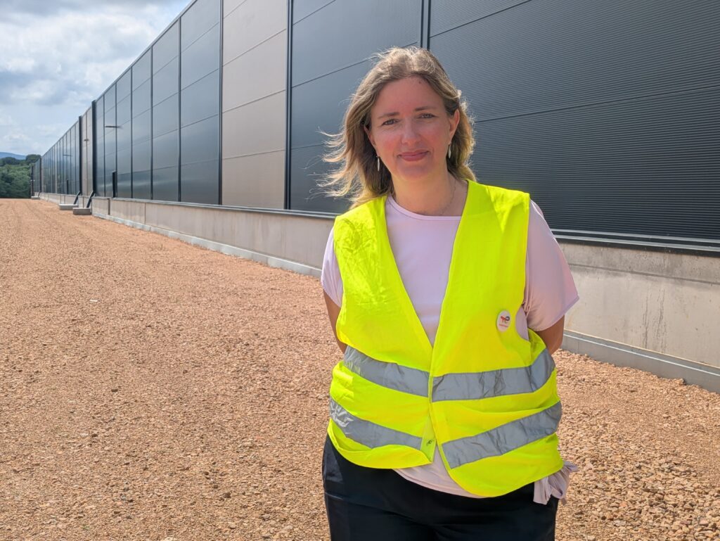 Isabelle Postic de TotalEnergies devant toiture solaire