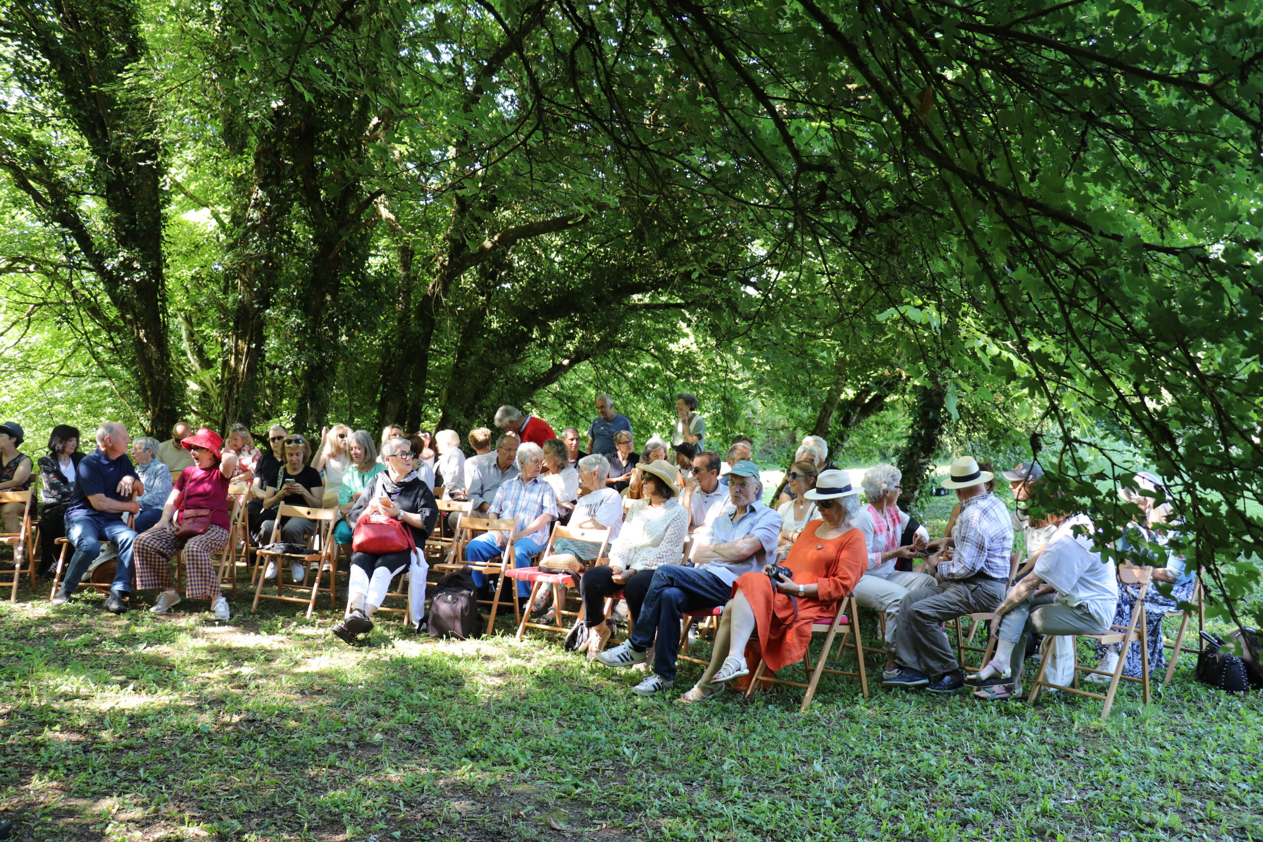 Jardin verdoyant de la ferme de Vogna, Arinthod