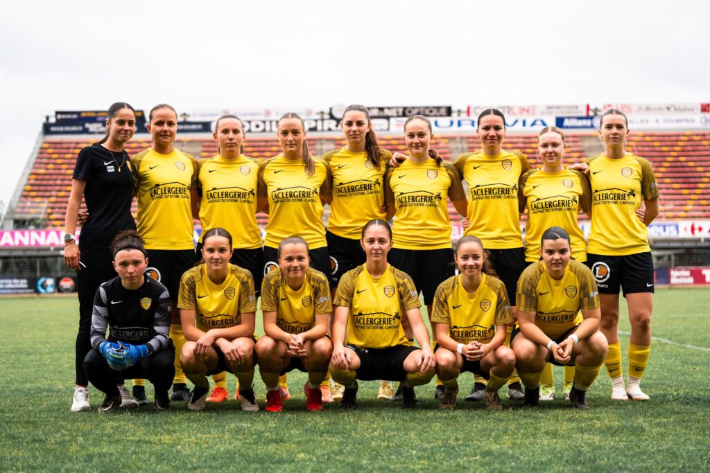 Action de match féminin Louhans-Cuiseaux sur pelouse