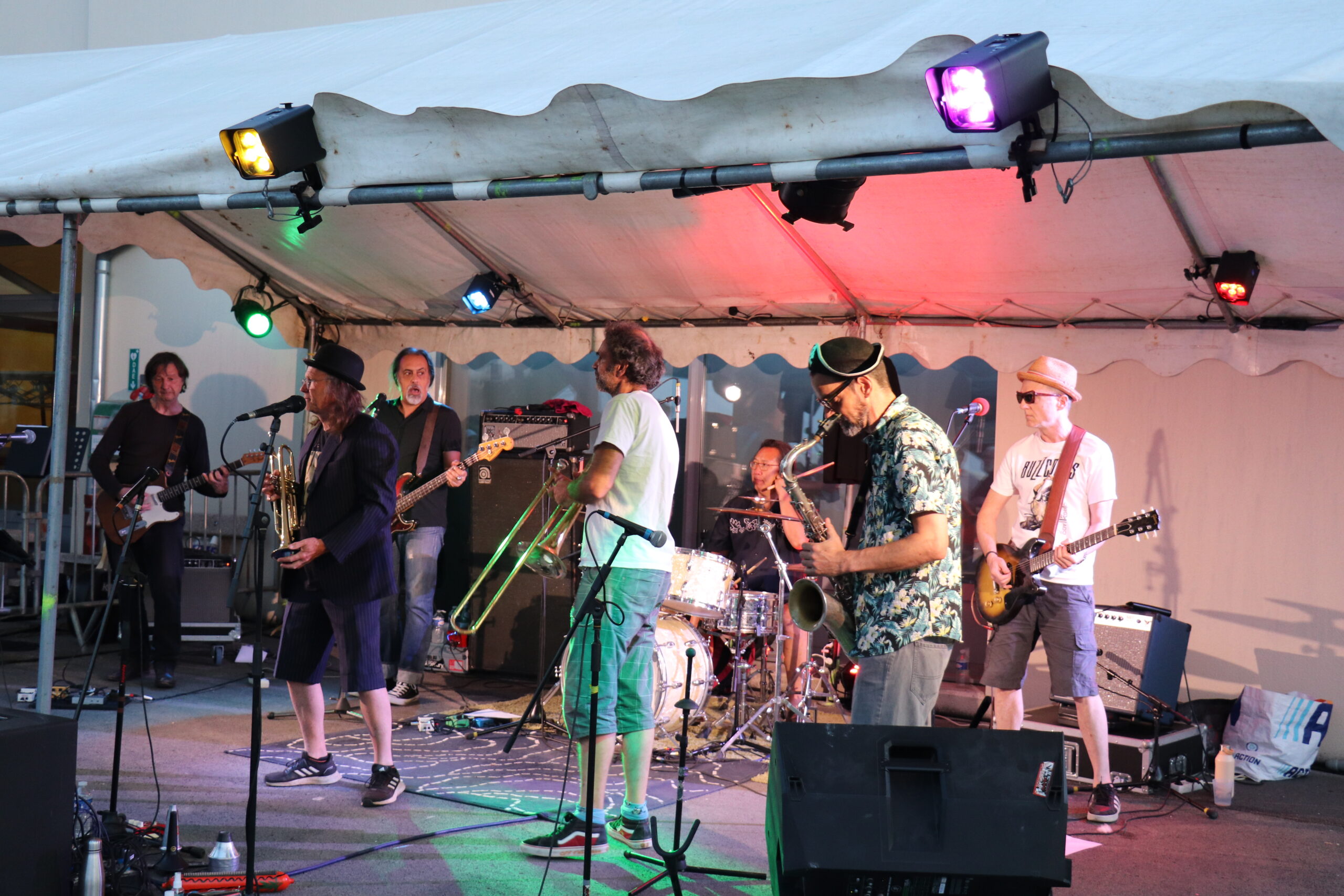 Groupe de musique sur scène à la Fête