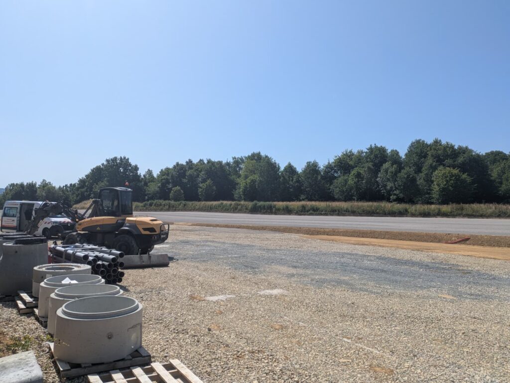 Engins de chantier terrassant le futur parking poids lourds à Beaurepaire en Bresse