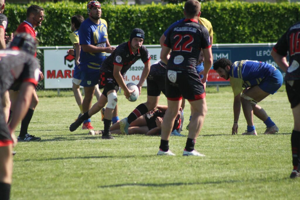 Équipe masculine de l’US Arbois sur le terrain avant le bilan de la saison