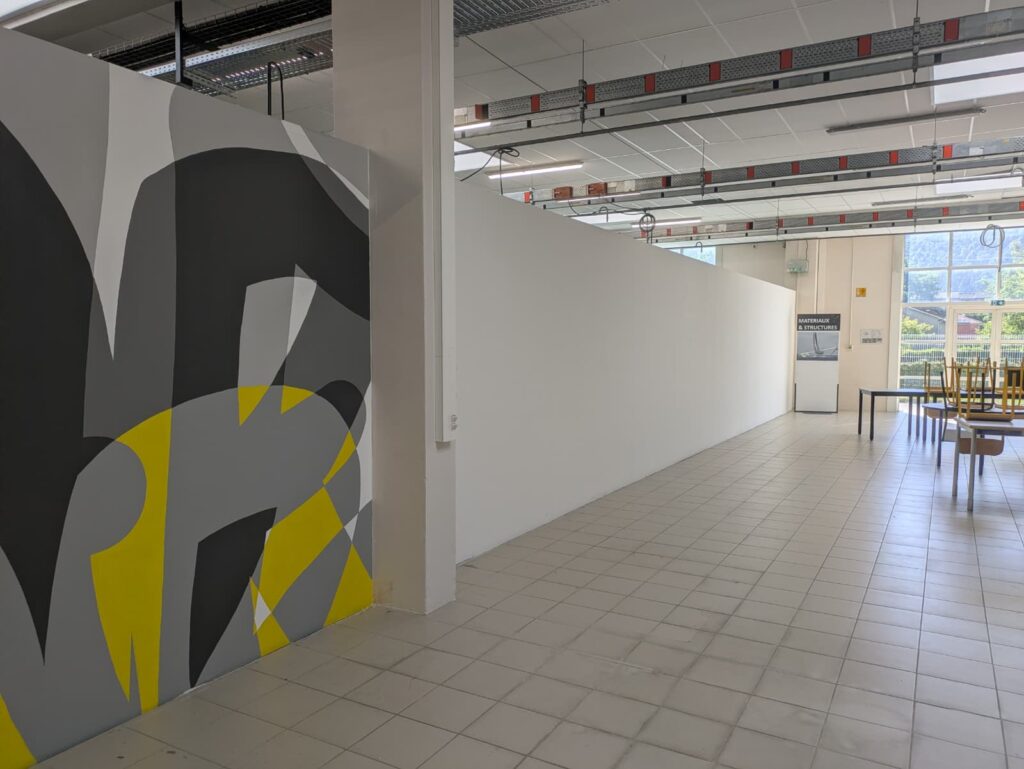 Mur blanc intérieur séparant deux classes au lycée