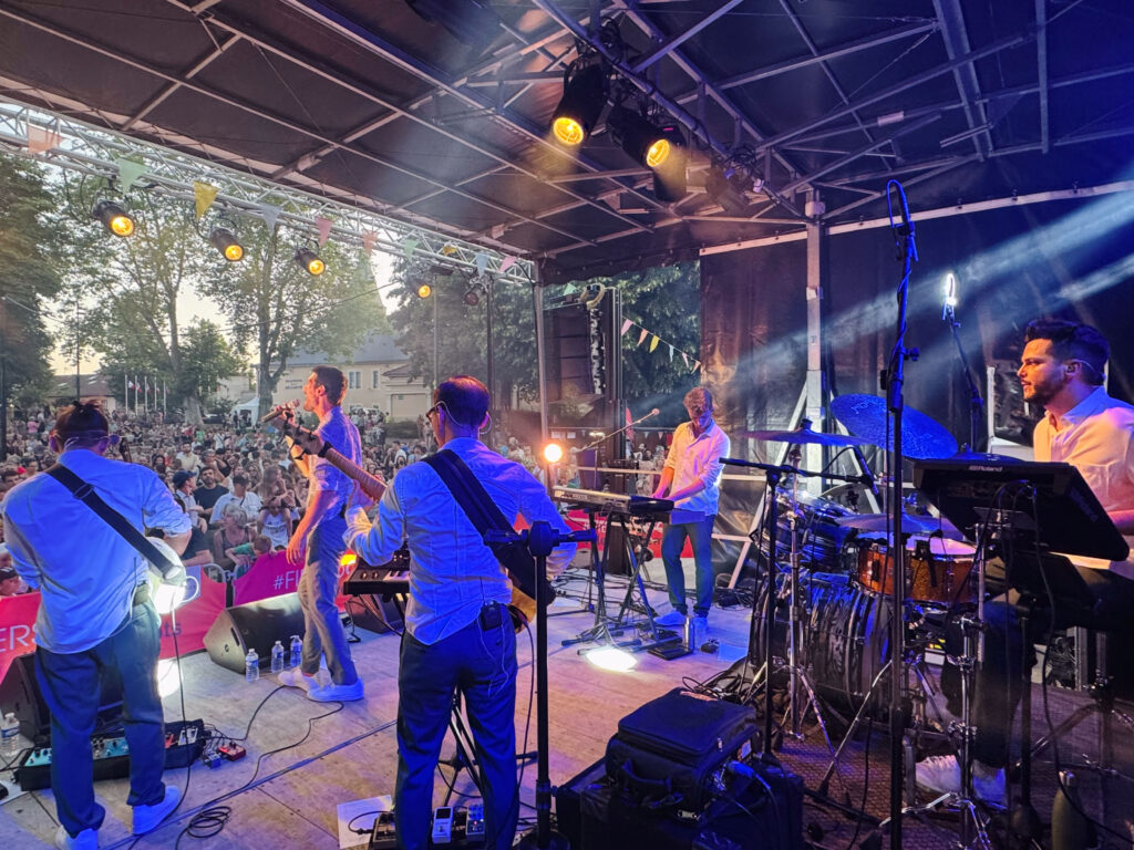 Groupe de musiciens jouant en plein air au Festival O'Parc Oyonnax
