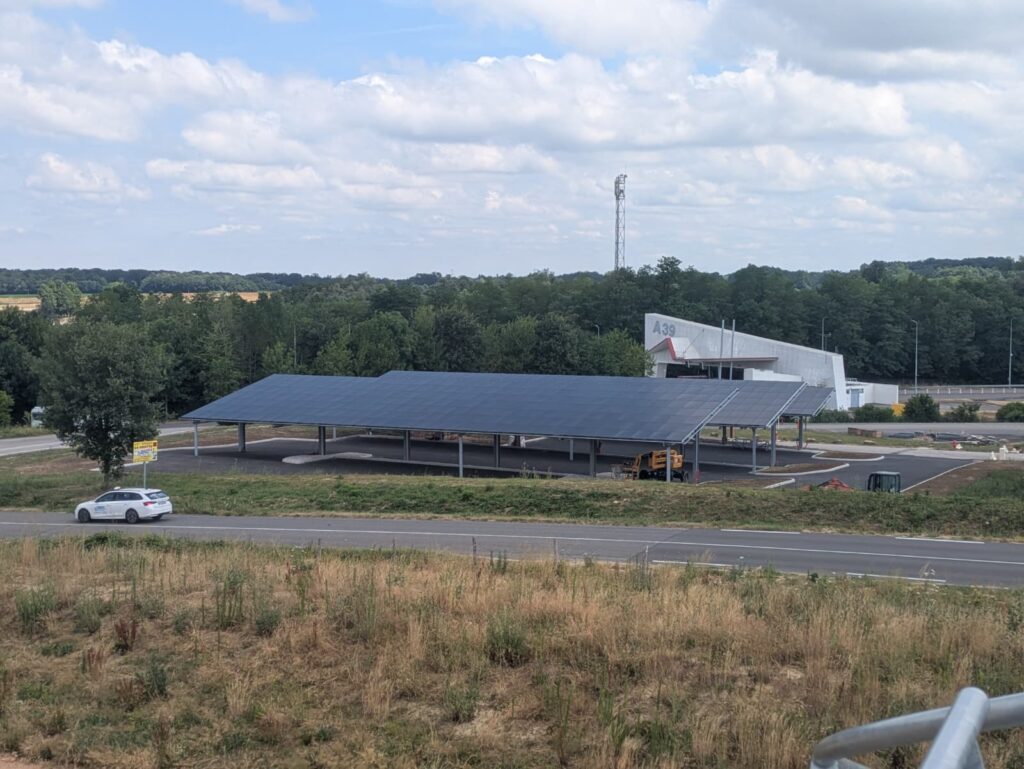 Parking avec ombrières photovoltaïques sur le site Intex
