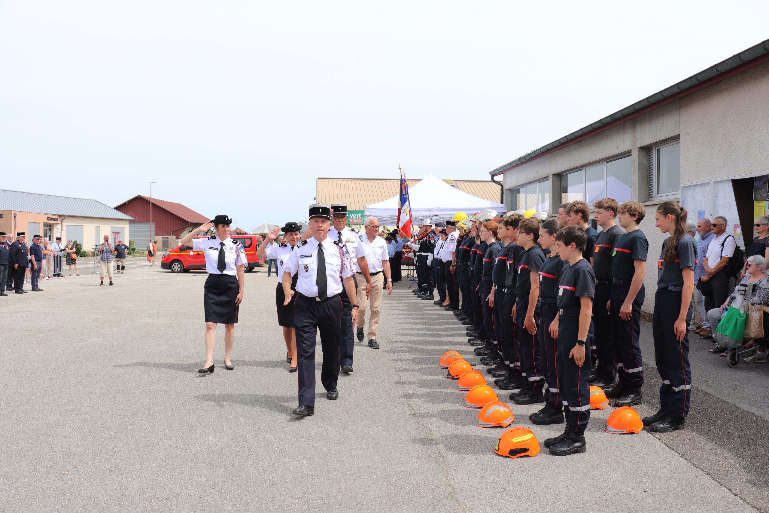 Passage en revue de sapeurs-pompiers en cérémonie