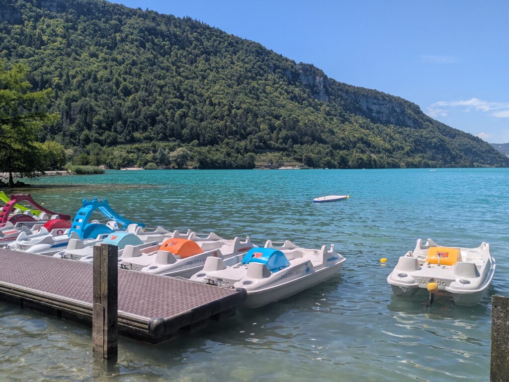 Pédalo sur le lac de Nantua en été