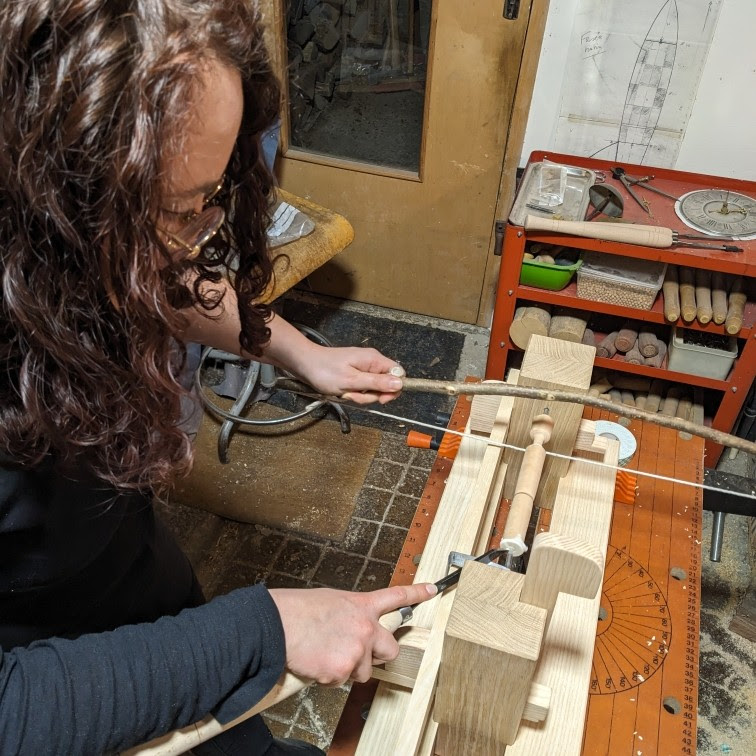 Démonstration de tournage sur bois avec tour antique