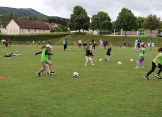 Arinthod. Les 121 élèves de l’école réunis pour la matinée « Foot à l’école » Foot à l'école Arinthod