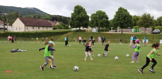 Arinthod. Les 121 élèves de l’école réunis pour la matinée « Foot à l’école » Foot à l'école Arinthod