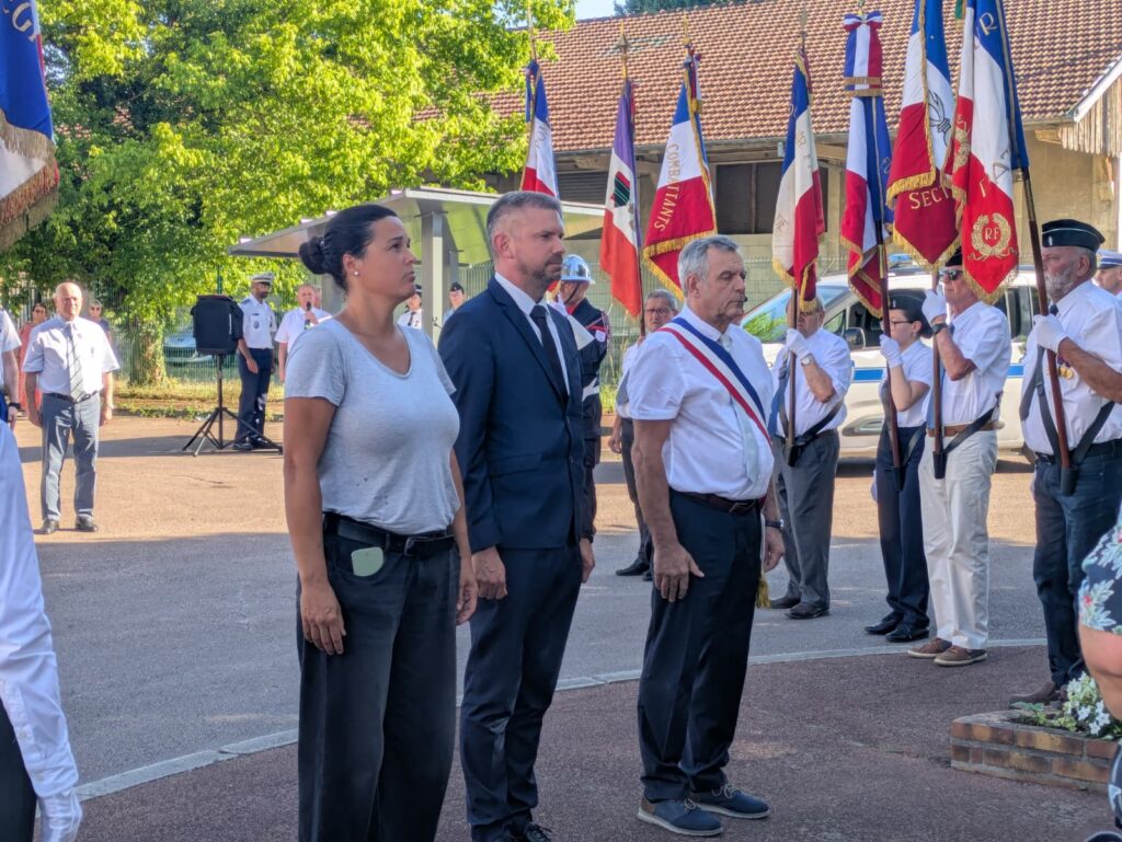 Élus déposant une gerbe lors de la cérémonie appel 18 Juin louhans