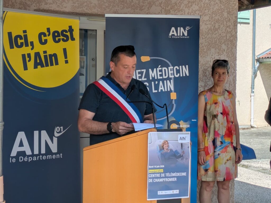 Jacques Vialon inaugure la cabine de télémédecine à Champfromier