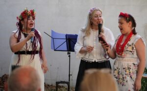 Chanteuses ukrainiennes interprétant des chants traditionnels ensemble