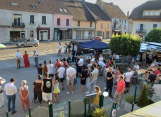 Pont-de-Poitte. Les dix ans de l’Hôtel-restaurant des rives de l’Ain fêtés avec 180 personnes 180 personnes étaient réunies place de la fontaine devant l'Hôtel restaurant Pont-de-Poitte