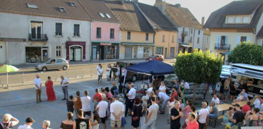 180 personnes étaient réunies place de la fontaine devant l'Hôtel restaurant Pont-de-Poitte