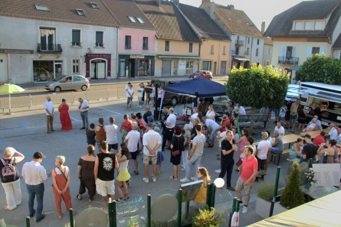 180 personnes étaient réunies place de la fontaine devant l'Hôtel restaurant Pont-de-Poitte
