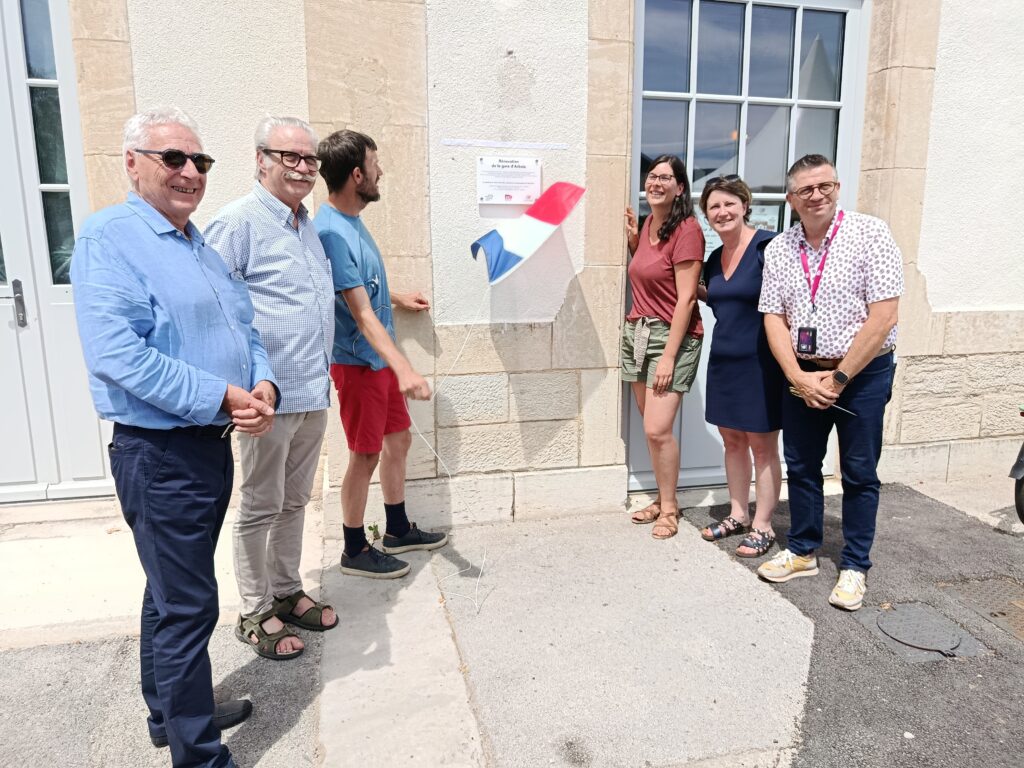 Atelier réparation vélos et café dans gare rénovée