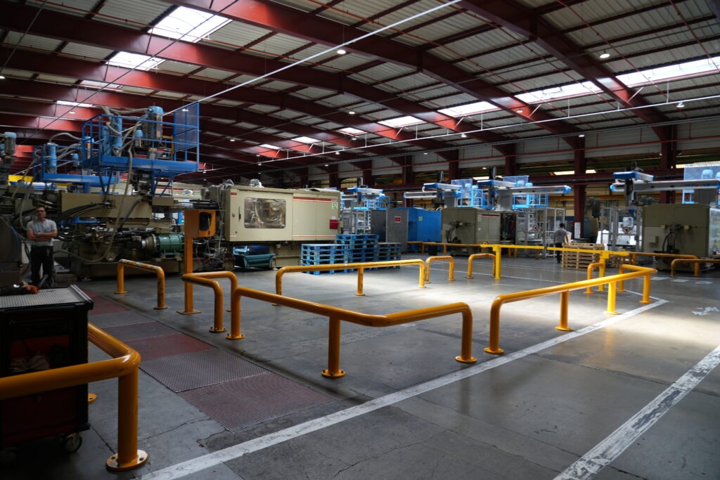 Atelier d’injection plastique avec machines industrielles chez EDA