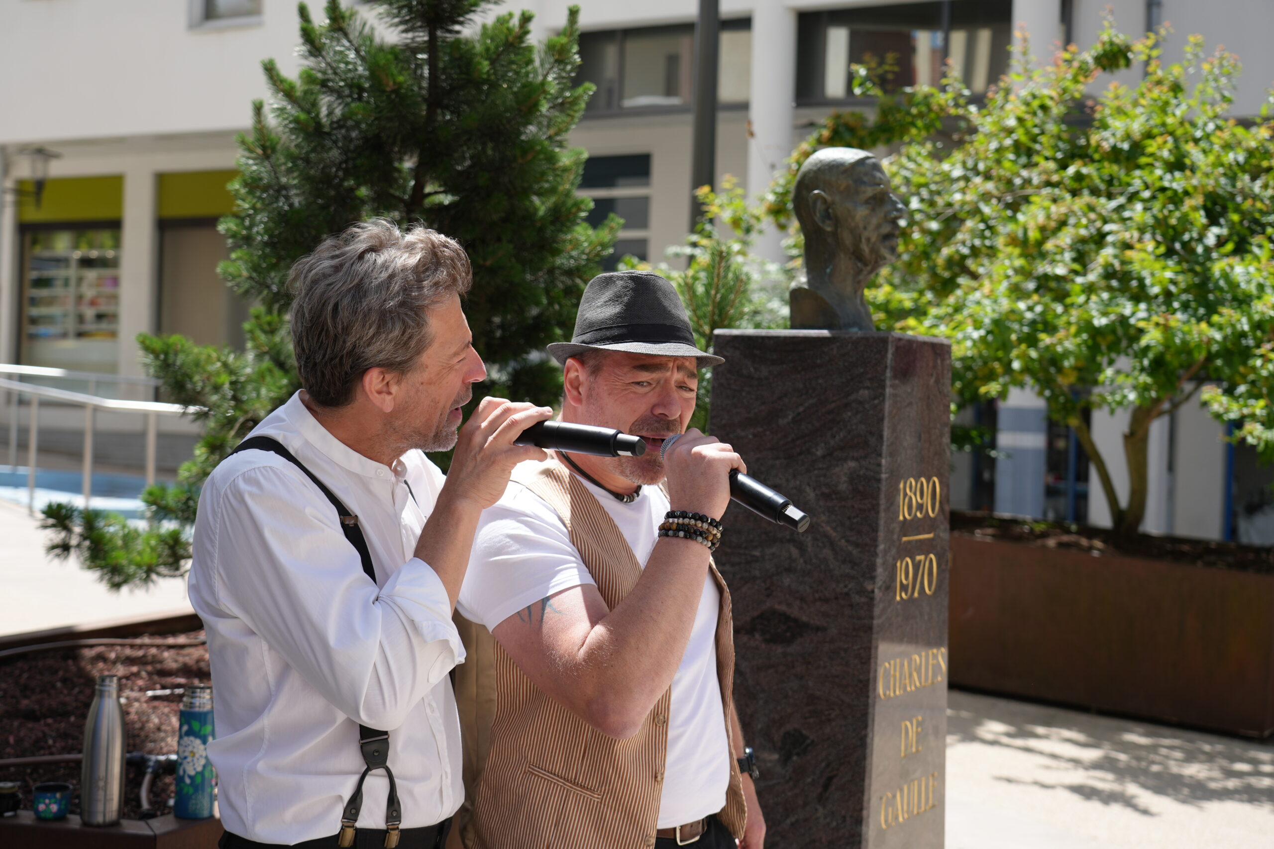 Duo chanteurs de rue au marché d’Oyonnax