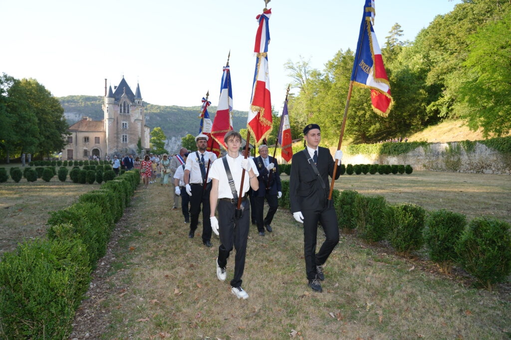 Défilé de maquisards en tenue lors d’une commémoration