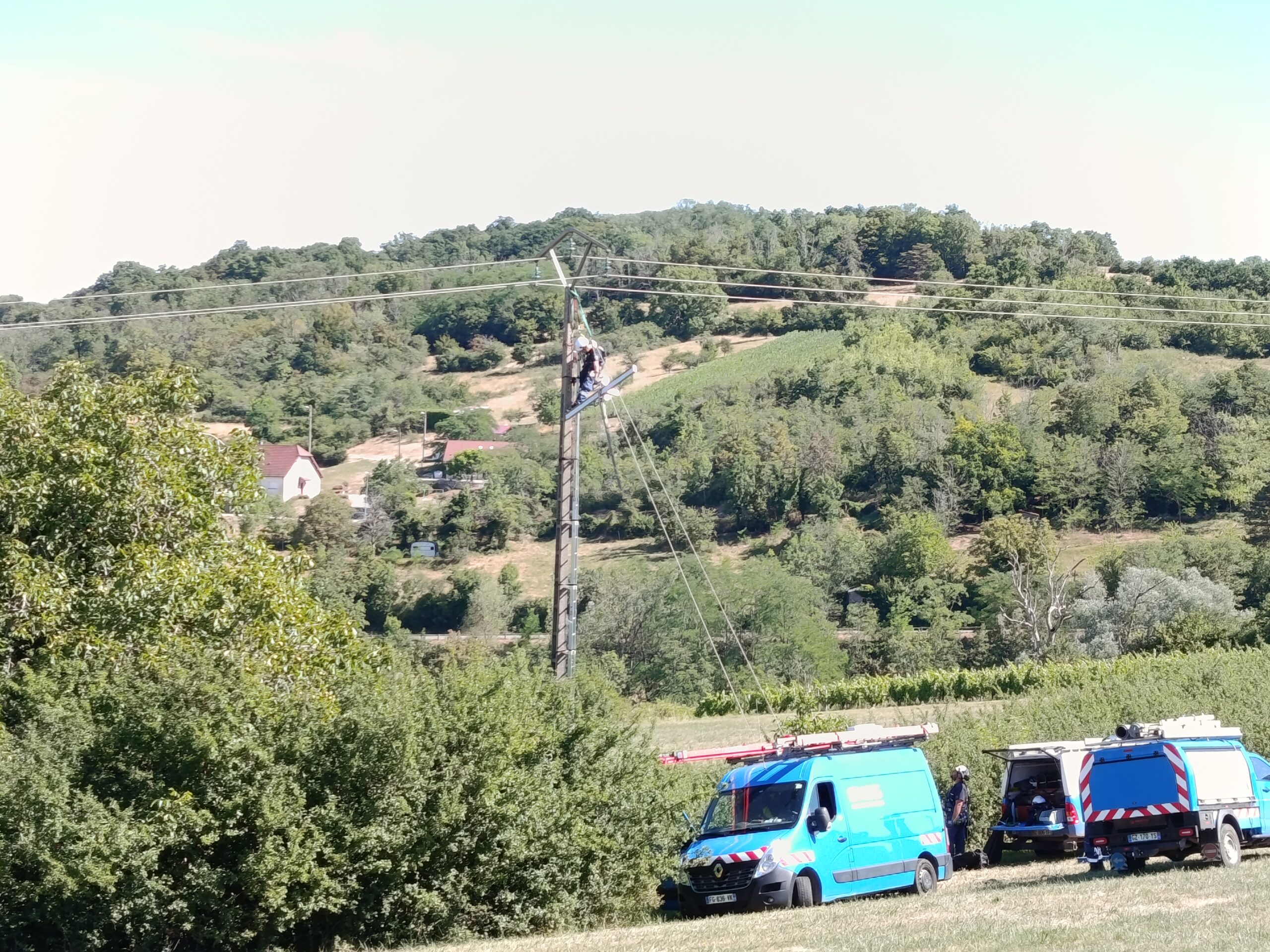Technicien Enedis intervenant sur ligne électrique moyenne tension