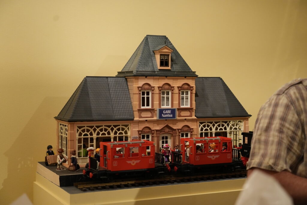 Maquette Playmobil de gare, départs en congés payés