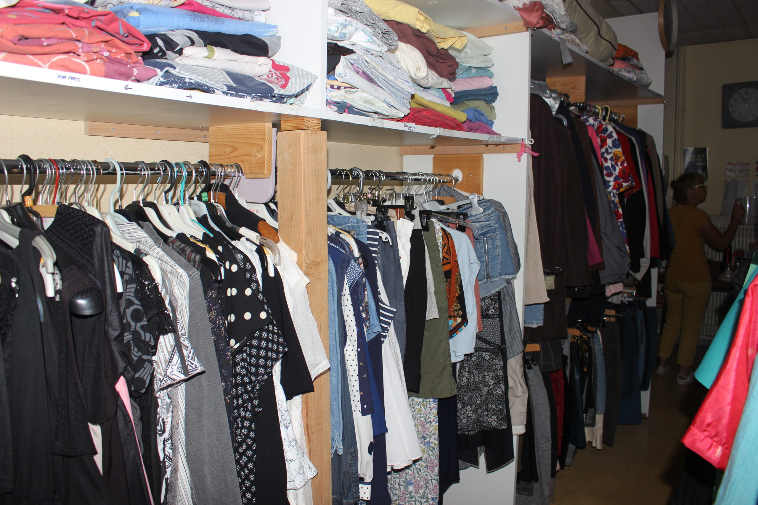 Grand choix de vêtements d’occasion en boutique solidaire