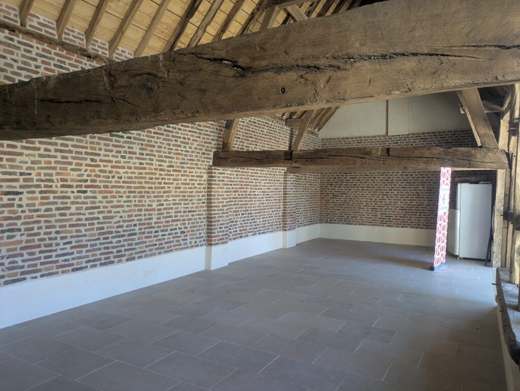 Grange rénovée du presbytère, espace associatif à Saint-Usuge