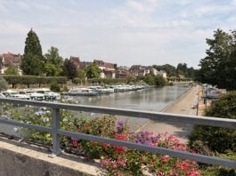 Dole. La Petite Venise jurassienne se découvre à pied Dole canaux randonnée port