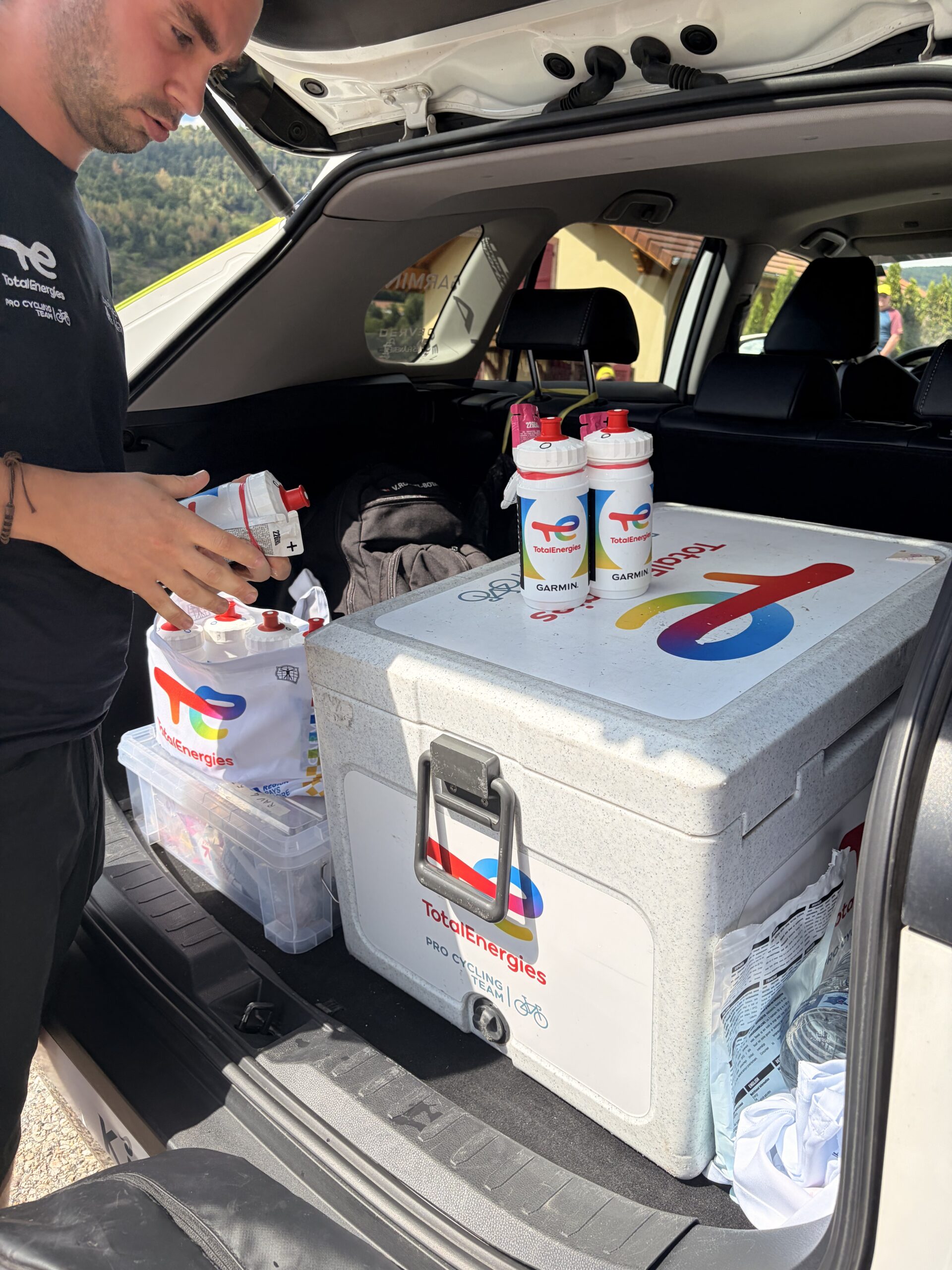 Ravitaillement Tour de France, bidons tendus aux coureurs