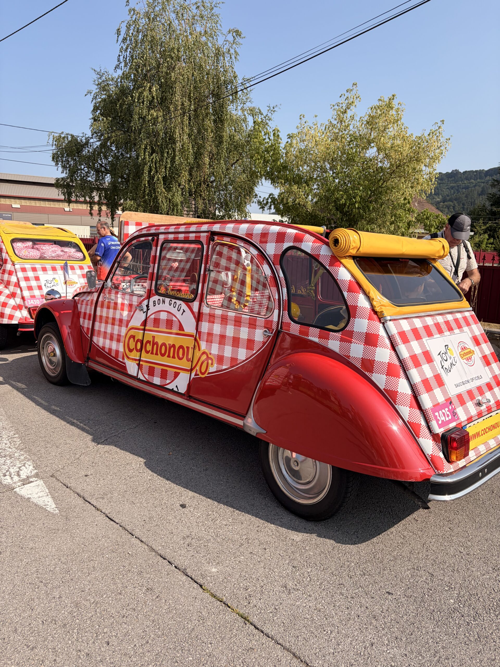 2CV Cochonou de la caravane publicitaire sur route