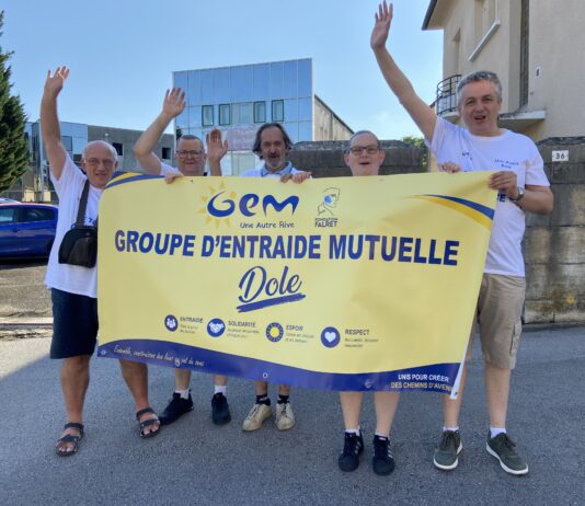 Dole. Une banderole pour vivre la fête du Tour Tour France Dole GEM
