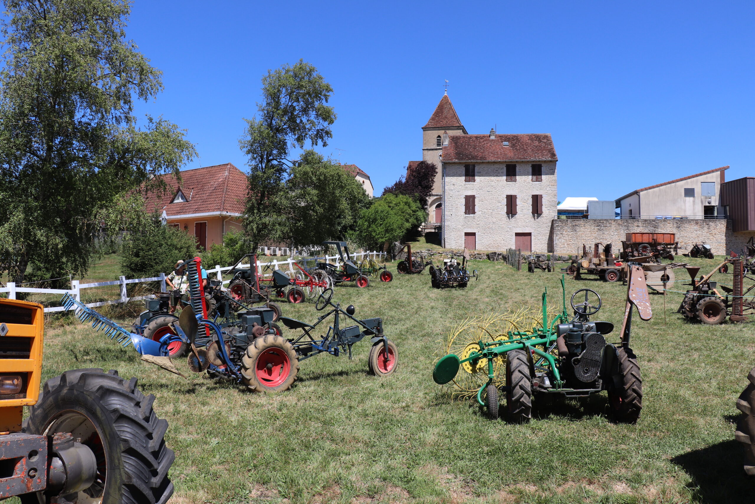 Tracteur Kiva ancien exposé lors de la fête des Kiva
