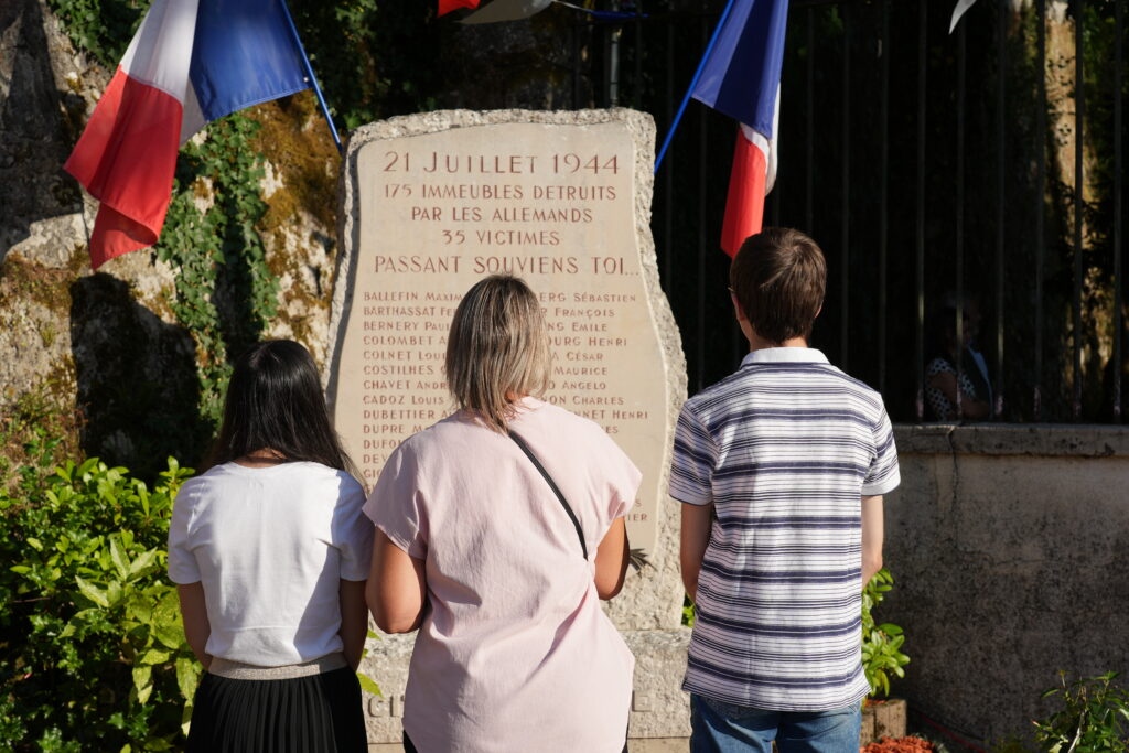 Lecture des noms des victimes pendant l’hommage