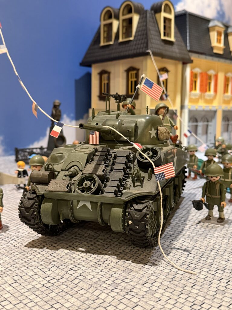 Diorama Playmobil de la Libération, décor urbain détaillé
